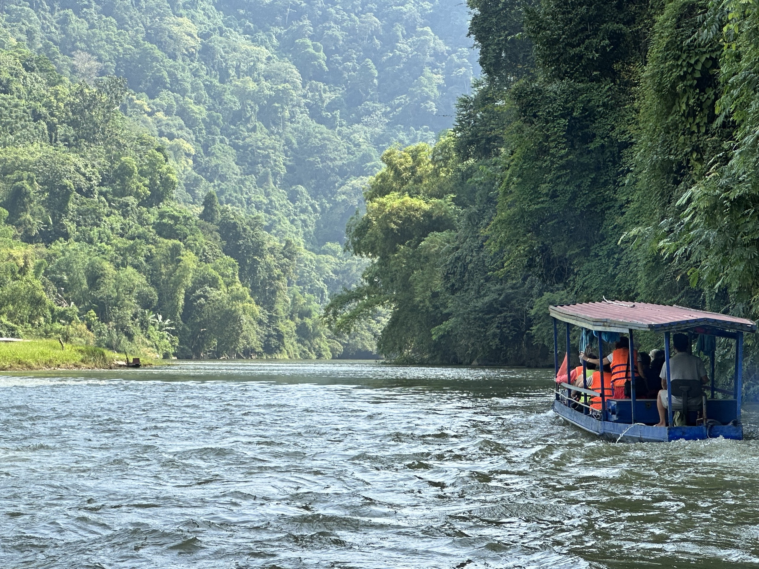 Boat trip in BaBe National Park - World Mate Travel